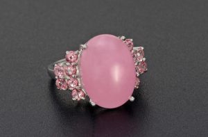 Камень нефрит розовый