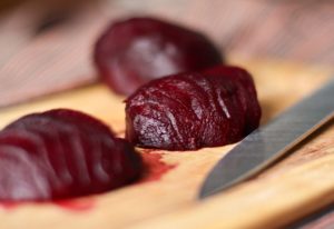 Может ли от свеклы окраситься кал